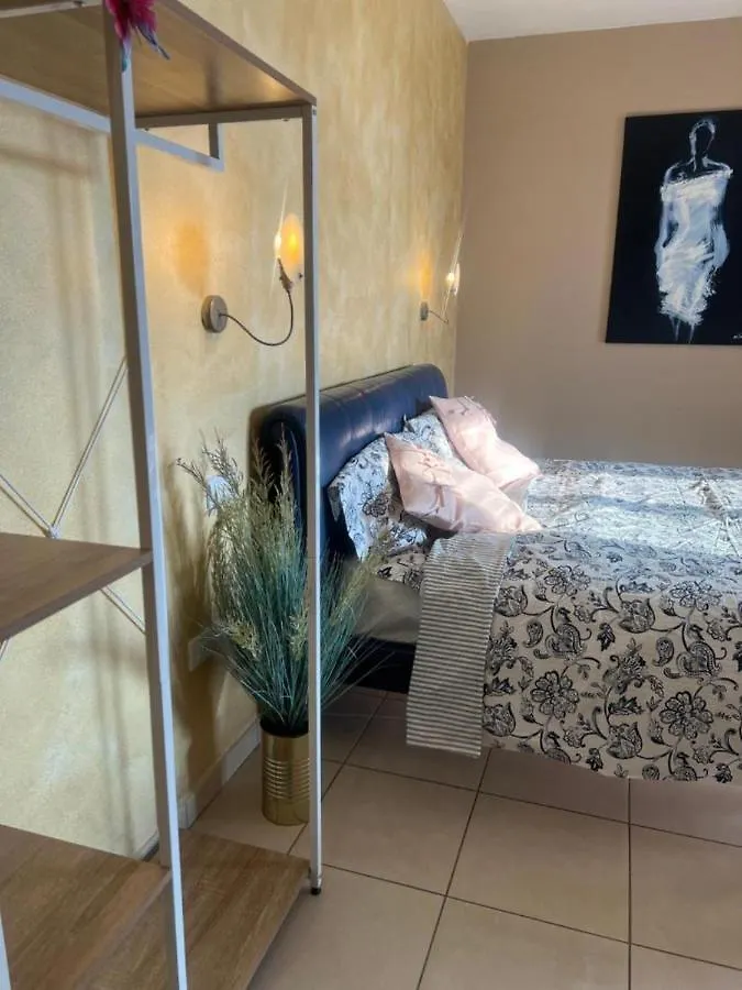Room In Bb - Casa Belvedere - Complimentary Wifi And Private Parking Rosa